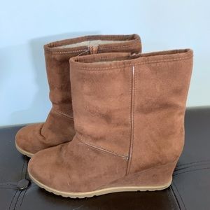 Airwalk Brand - Woman’s suede wedge heel snow boot - Size 8